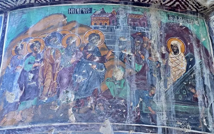 Sümela Manastırı Ana Kaya Kilisesi’ndeki “Lazarus’un Diriltilmesi” freski; İsa’nın Lazarus’u mezardan çağırdığı sahne ve çevresindeki havarilerle birlikte ikonografik tasvir.